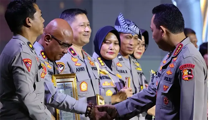 AKBP Condro Sasongko, Kapolres Serang, resmi menyabet penghargaan Hoegeng Awards 2025 sebagai Polisi Teladan dan Inovatif. Penghargaan diserahkan langsung oleh Kapolri di Jakarta. Salut, Pak!
