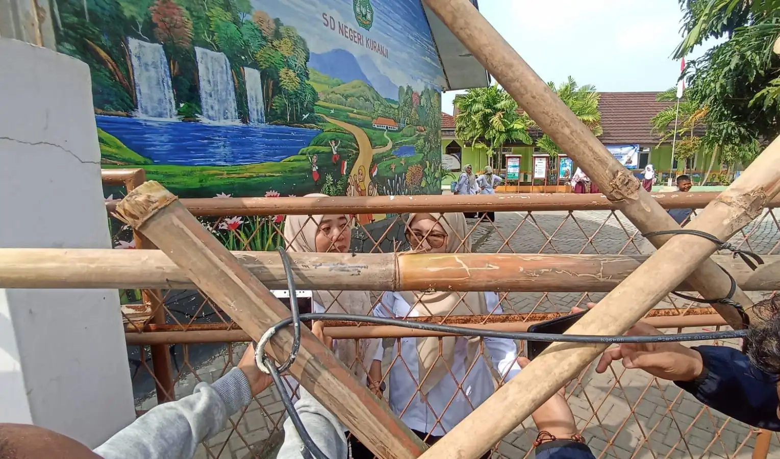 Penyegelan SDN Kuranji Terulang, Kepsek Menangis Harap Kegiatan Belajar Kembali Normal
